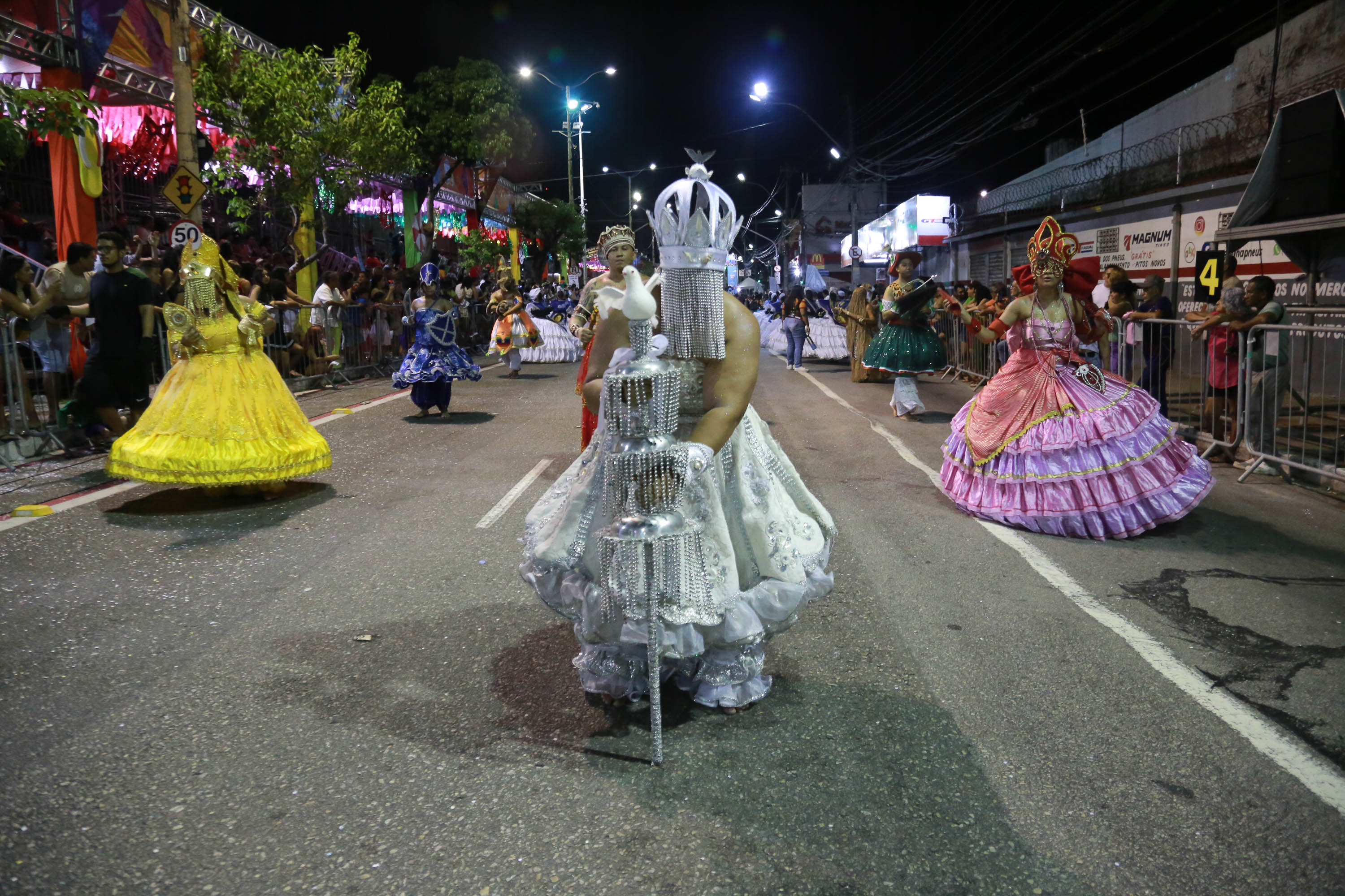 ´brincante de maracatu com roupa toda branca e o rosto coberto, representando um orixá